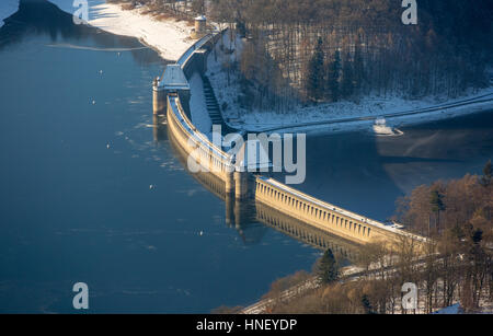 Dam Möhnesee im Abendlicht, Winterwetter, Niedrigwasser am Möhnesee, Sauerland, Nordrhein-Westfalen, Deutschland Stockfoto