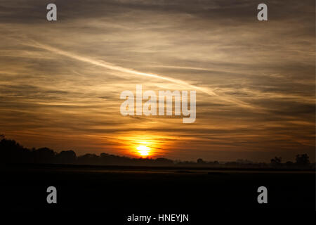 Sonnenuntergang über Ackerland, Gloucestershire, England, UK. Stockfoto