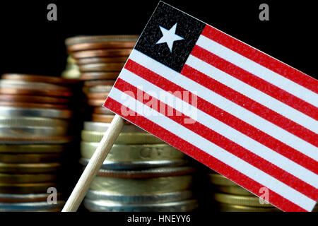 Liberia-Fähnchen mit Stapel von Geld Münzen Makro Stockfoto