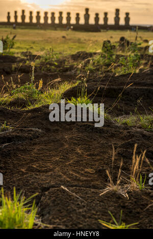 Ahu Tongariki mit im Vordergrund Stein mit petroglyps. Bild bei Sonnenaufgang im Dezember 2016 getroffen Stockfoto