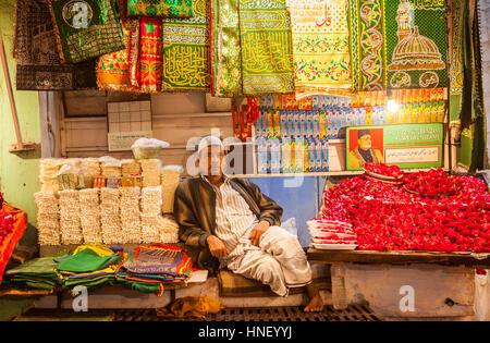 Verkäufer von religiöse Angebote, Souvenirs und Schrank für Schuhe, Eintritt ins Hazrat Nizamuddin Dargah, Delhi, Indien Stockfoto