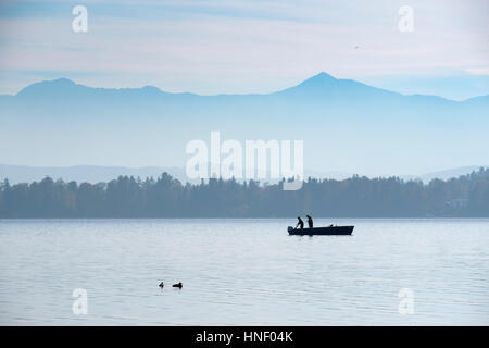 Fischer im Boot, der Starnberger See mit Alpen Bernried, Fünfseenland, Upper Bavaria, Bavaria, Germany Stockfoto