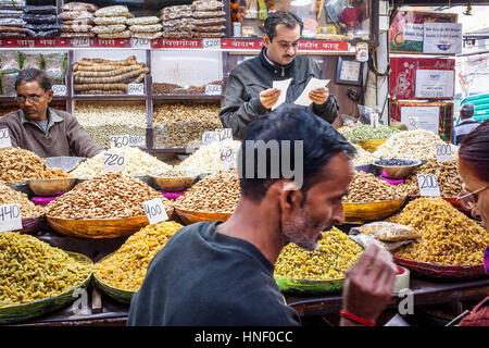 Spice Market in Khari Baoli, in der Nähe von Chandni Chowk, Alt-Delhi, Indien Stockfoto