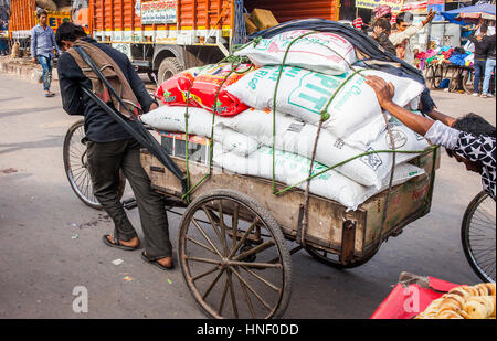 Männer, bei der Arbeit, Arbeit, Arbeiter, Arbeiter, Träger der Ware auf dem Markt verteilen, Chandni Chowk, Old Delhi, Indien Stockfoto