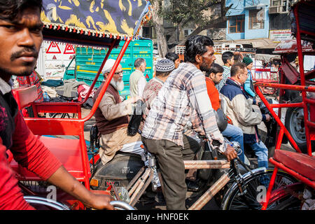 Verkehr in Khari Baoli, in der Nähe von Chandni Chowk, Alt-Delhi, Indien Stockfoto