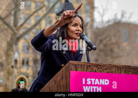 New York, Vereinigte Staaten von Amerika. 11. Februar 2017. Tausende von New Yorkern Rallye am Washington Square Park Plaza Garibaldi mit Planned Parenthood zu reagieren und reagieren auf die "Defund Planned Parenthood" Proteste geplant an Planned Parenthood Standorten quer durch Amerika an diesem Samstag stehen. Bildnachweis: Erik McGregor/Pacific Press/Alamy Live-Nachrichten Stockfoto