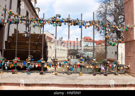 Liebesschlösser auf der Brücke der Liebe. Prag, Tschechische Republik. Stockfoto