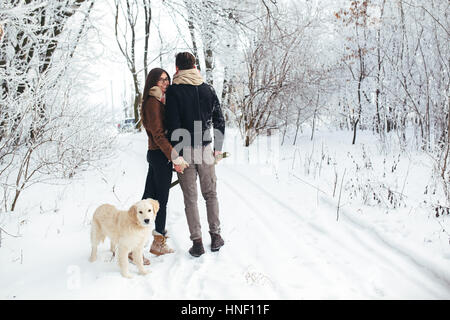 Junges Paar in Liebe Wandern mit Hund Stockfoto