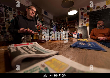 Queens Head Mikro Pub Interieur. Chepstow, Wales Stockfoto