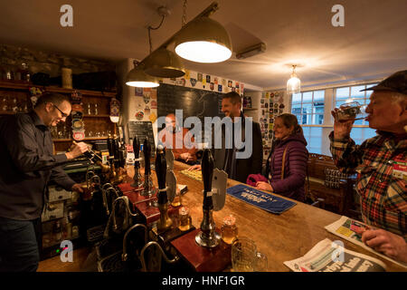 Queens Head Mikro Pub Interieur. Chepstow, Wales Stockfoto