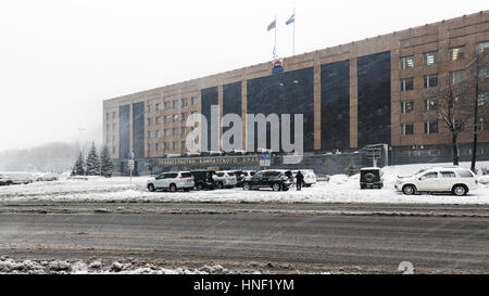 : Petropawlowsk-Kamtschatski Winter Stadtansicht während Blizzard Gebäude von Kamtschatka regionale Regierung und Legislative Assembly Kamtschatkas. Stockfoto