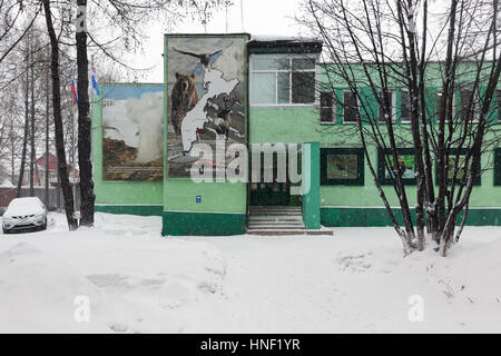 Kamtschatka, Yelizovo Stadt: Verwaltung Gebäude des Kronotsky Natur Biosphärenreservat (Kronotsky Reserve Visitor Center) bei Schneefall. Stockfoto