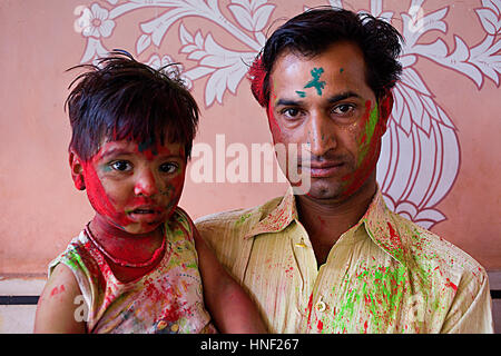 Vater und Sohn das Frühlingsfest Holi zu feiern, feiern Sie die Liebe zwischen Krishna und Radha in Govind Devji Tempel, Jaipur, Rajasthan, Indien Stockfoto