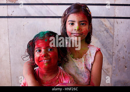 Freunde der Holi feiert Frühlingsfest zur Feier der Liebe zwischen Krishna und Radha in Govind Devji Tempel, Jaipur, Rajasthan, Indien Stockfoto