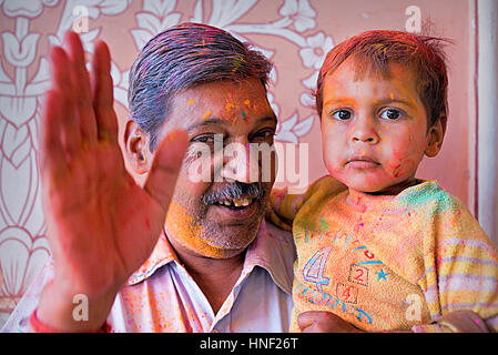 Vater und Sohn das Frühlingsfest Holi zu feiern, feiern Sie die Liebe zwischen Krishna und Radha in Govind Devji Tempel, Jaipur, Rajasthan, Indien Stockfoto