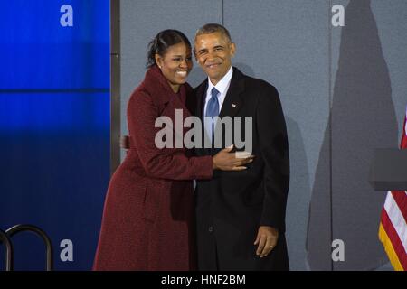 Ehemaliger US-Präsident Barack Obama umarmt seine Frau, ehemalige First Lady Michelle Obama, nach seiner Abschiedsrede in gemeinsame Basis Andrews 20. Januar 2017 in Maryland. Stockfoto