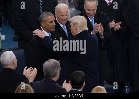 US-Präsident Donald Trump schüttelt Hände mit ehemaliger Präsident Barack Obama während der 58. Presidential Inauguration am US Capitol 20. Januar 2017 in Washington, DC. Stockfoto