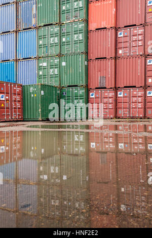 Belgien, Antwerpen, Hafen - intermodal Container gestapelt Stockfoto