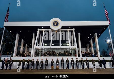 US Army Band Soldaten Line-up vor den Präsidentschaftswahlen Beitrag stehen an der Pennsylvania Avenue am Ende der 58. Presidential Inaugural Parade nach der Eröffnung der Präsident Donald Trump 20. Januar 2017 in Washington, DC. Stockfoto