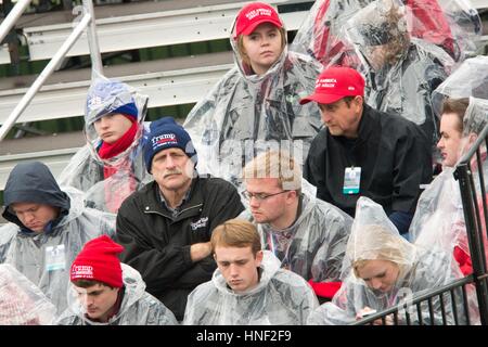 Parade-Zuschauer warten auf die Ankunft der US-Präsident Donald Trump bei der 58. Presidential Inauguration-Parade im Weißen Haus 20. Januar 2017 in Washington, DC. Stockfoto