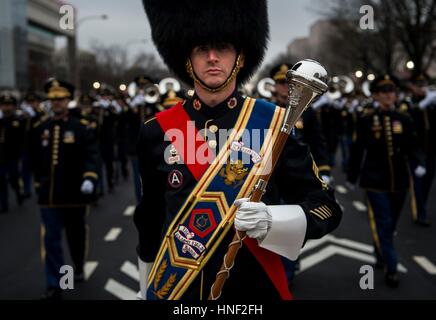 Die US Army Feld Band Tambourmajor führt seine Ausbildung beim marschieren auf der Pennsylvania Avenue für die 58. Presidential Inaugural Parade nach der Eröffnung der Präsident Donald Trump 20. Januar 2017 in Washington, DC. Stockfoto