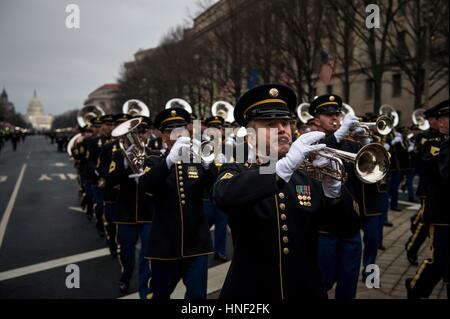 US Army Feld Band Soldaten marschieren auf der Pennsylvania Avenue während der 58. Presidential Inaugural Parade nach der Eröffnung der Präsident Donald Trump 20. Januar 2017 in Washington, DC. Stockfoto