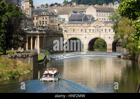 BATH, Großbritannien - 26. August 2016: Ausflugsschiff am Fluss Avon Pulteney Wehr und Pulteney Bridge. Stockfoto