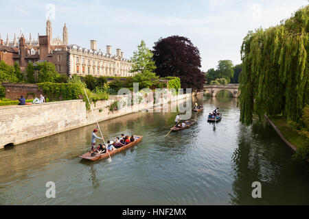 CAMBRIDGE, UK - 12. Juni 2015: Menschen in Booten auf dem Fluss Cam mit Clare College und Clare Bridge im Hintergrund Stockfoto