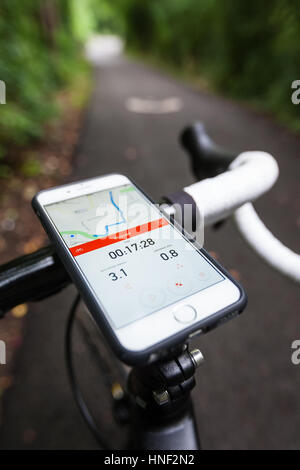 BATH, UK - 31. August 2015: Nahaufnahme eines Smartphones auf den Lenker ein Rennrad auf einem Radweg montiert. Das Telefon zeigt die Strava Stockfoto