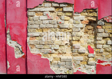 rot verputzte Wand aus Ziegeln ruiniert Stockfoto