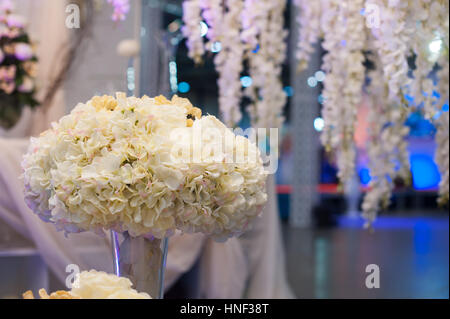 schöne Hochzeit Bouquet auf Hochzeitstisch Stockfoto