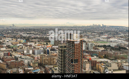 Vancouver, Kanada - 28. Januar 2017: Vancouver Stadt von Vancouver Lookout mit Mt Baker in der Ferne gesehen Stockfoto