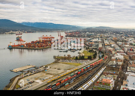 Vancouver, Kanada - 28. Januar 2017: Vancouver Hafen mit Hunderten von Schiffscontainern. Stockfoto