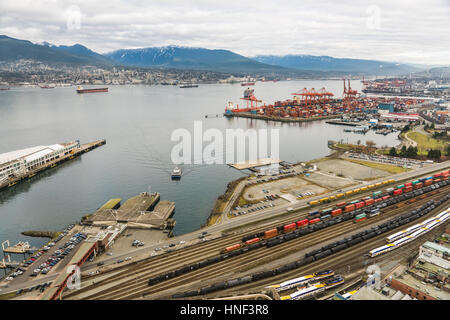 Vancouver, Kanada - 28. Januar 2017: Vancouver Hafen mit Hunderten von Versandbehältern und Bergen im Hintergrund Stockfoto