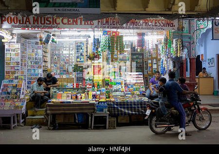 Markt, Geschäfte im Sadar-basar Rd, Pushkar, Rajasthan, Indien Stockfoto