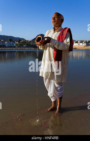 Sadhu beten am Heiligen See, Pushkar, Rajasthan, Indien Stockfoto