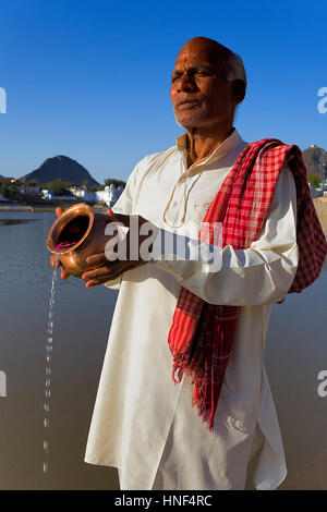 Sadhu beten am Heiligen See, Pushkar, Rajasthan, Indien Stockfoto