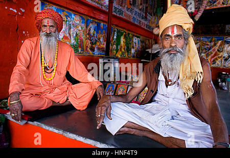 Sadhus (Heilige Männer), in der Nähe von Brahma-Tempel, Pushkar, Rajasthan, Indien Stockfoto