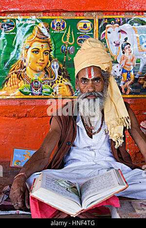 Sadhu (Heiliger), in der Nähe von Brahma-Tempel, Pushkar, Rajasthan, Indien Stockfoto