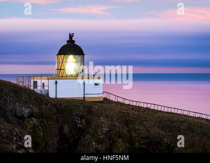 Der Leuchtturm am St. Abbs Head National Nature Reserve, Schottland gedreht während der Dämmerung. Stockfoto