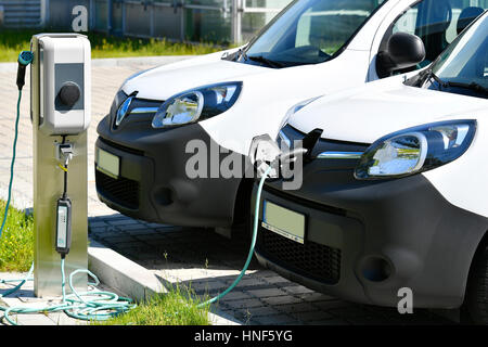 Strom, Elektro-Fahrzeug, Renault Kangoo, Stromanschluss, Station, Hybrid, einstecken, EDDM, Flughafen München, Erding, Freising, MUC, München Stockfoto