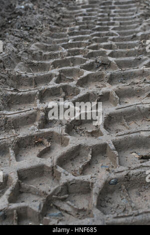 Nahaufnahme von Reifenspuren/Reifenspuren im weichen Schlamm im Winter. Schlammiges Fahrstück. Stockfoto