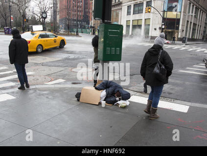 Obdachloser anfällig auf dem Bürgersteig betteln um Geld am Broadway in Downtown Manhattan, NYC. Stockfoto