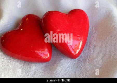 Zwei rote Herzen. Stockfoto