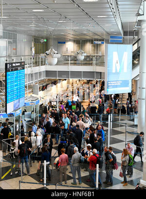 Terminal 1, Modul B, Abflug, Check Point, Menschen, Sicherheitskontrollen, Passagier, Tempo, Pax, EDDM, Flughafen München, Erding, Freising, MUC, München Stockfoto