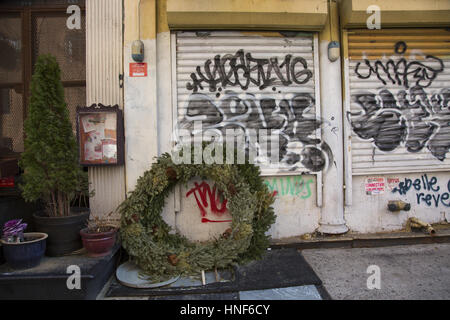 Ausrangierte Weihnachtskränze auf dem Bürgersteig. Lower East Side, Manhattan, New York City. Stockfoto