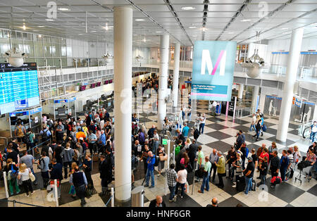 Terminal 1, Modul C, Abflug, Check Point, Menschen, Sicherheitskontrollen, Passagier, Tempo, Pax, EDDM, Flughafen München, Erding, Freising, MUC, München Stockfoto