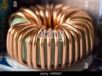 Induktivität Spule mit Ferrit Toroid auf Platine Stockfoto