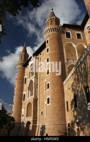 Außenansicht des Palazzo Ducale Urbino zeigt die Türme und die zentrale loggia Stockfoto