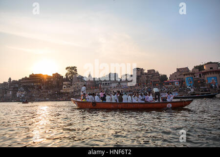 02.04.2017. Varanasi, Indien. Varanasi, eine der heiligsten Städte Indiens, gesehen von einem Boot auf dem Fluss Ganges. Bildnachweis: Rob Pinney Stockfoto